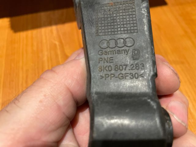 bontott AUDI A4 B8 Bal első Oldal Lökhárító Tartó (Műanyag)