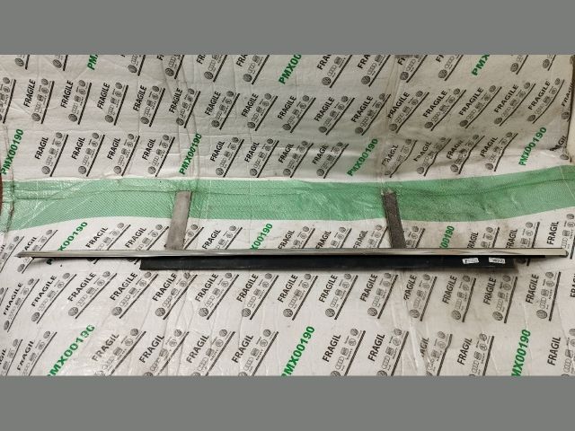 bontott AUDI A4 B8 Bal első Vízlehúzó Gumicsík