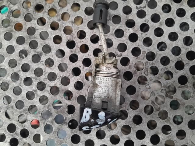 bontott AUDI A4 B8 Bal első Zárbetét