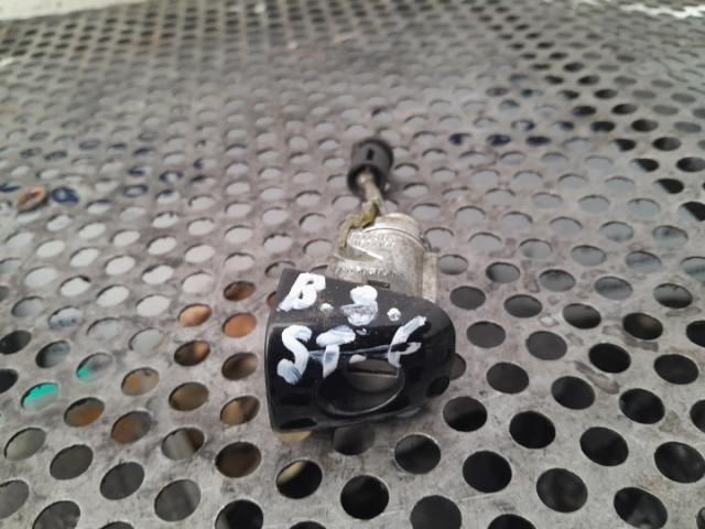 bontott AUDI A4 B8 Bal első Zárbetét