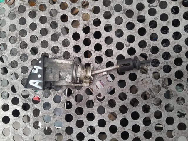 bontott AUDI A4 B8 Bal első Zárbetét