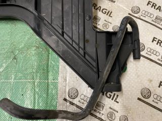 bontott AUDI A4 B8 Bal Fényszóró Tartó