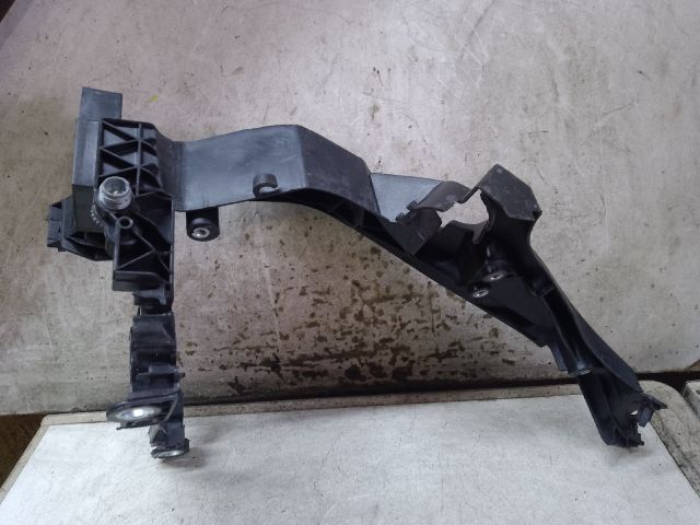 bontott AUDI A4 B8 Bal Fényszóró Tartó