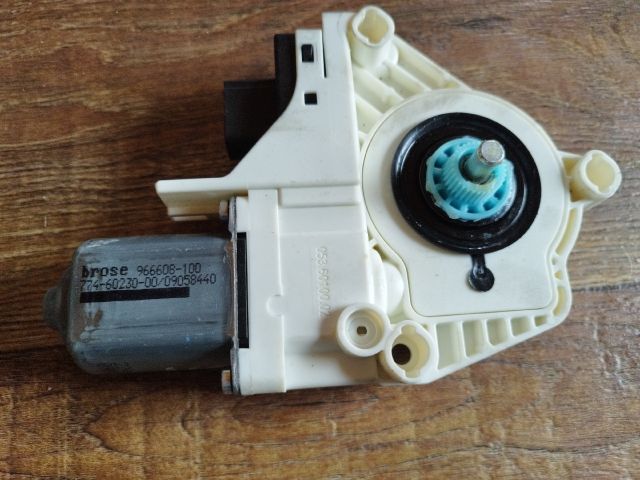 bontott AUDI A4 B8 Bal hátsó Ablakemelő Motor