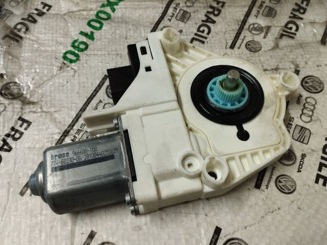 bontott AUDI A4 B8 Bal hátsó Ablakemelő Motor