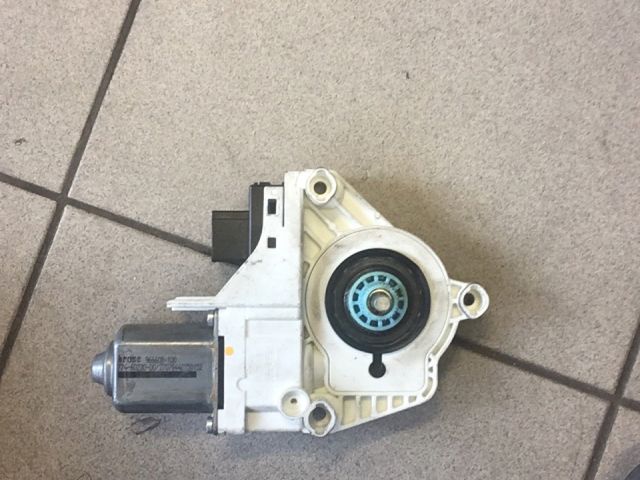 bontott AUDI A4 B8 Bal hátsó Ablakemelő Motor
