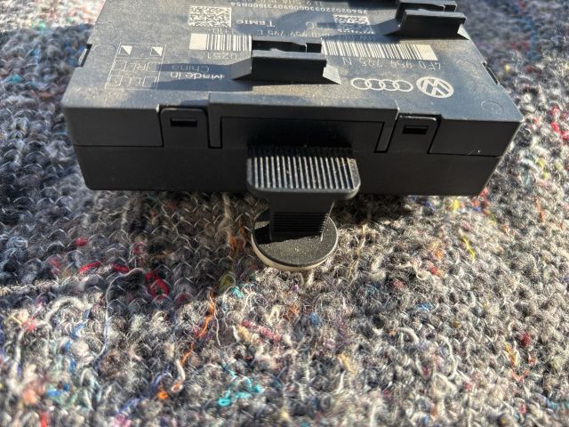 bontott AUDI A4 B8 Bal hátsó Ajtó Vezérlőegység