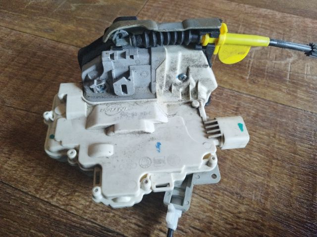 bontott AUDI A4 B8 Bal hátsó Ajtózár