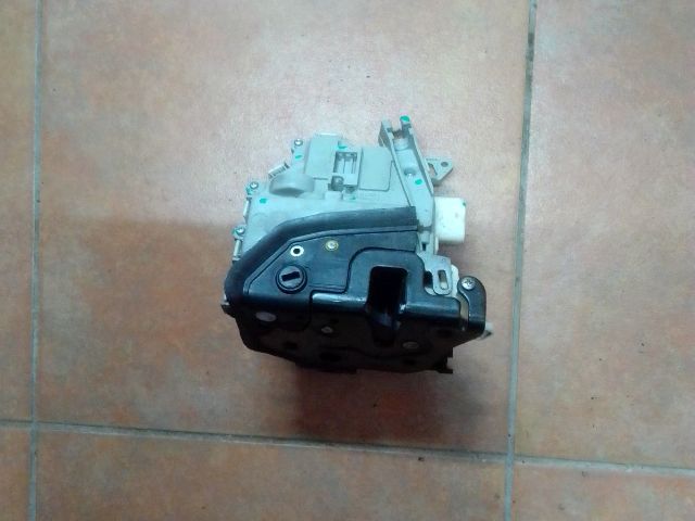 bontott AUDI A4 B8 Bal hátsó Ajtózár