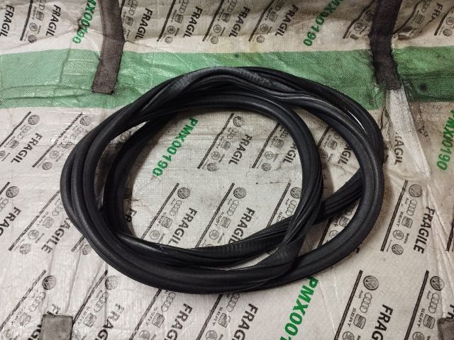 bontott AUDI A4 B8 Bal hátsó Gumikéder