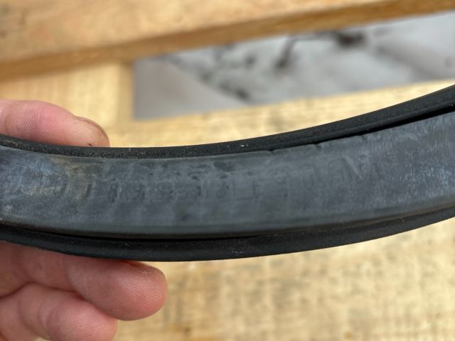 bontott AUDI A4 B8 Bal hátsó Gumikéder