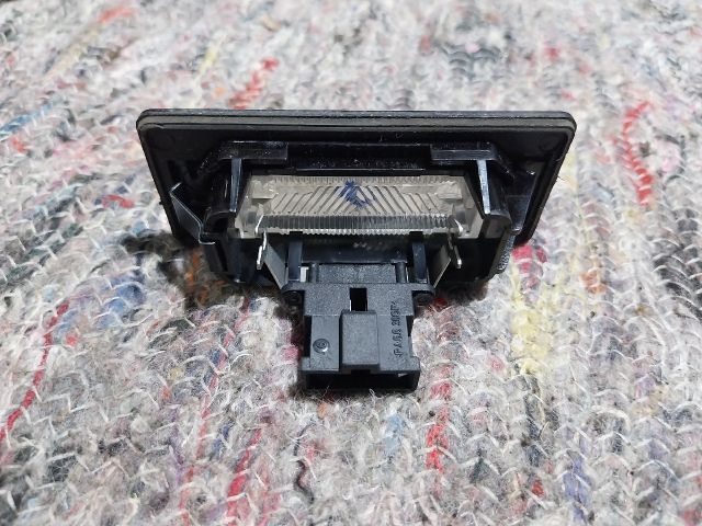 bontott AUDI A4 B8 Bal Rendszámtábla Világítás