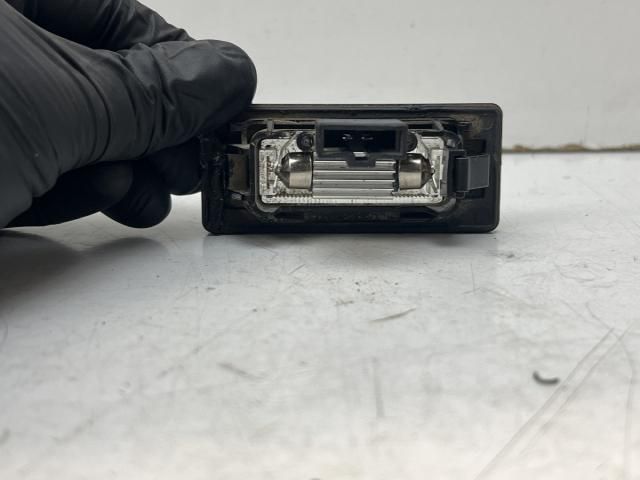 bontott AUDI A4 B8 Bal Rendszámtábla Világítás