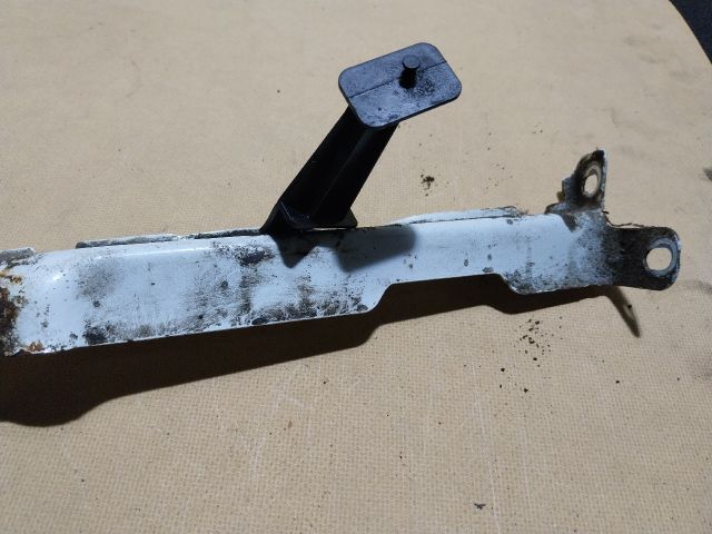 bontott AUDI A4 B8 Bal Sárvédő Oldaltartó