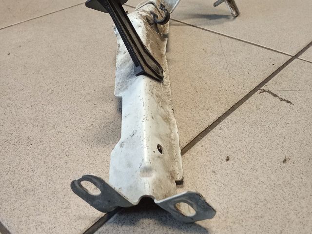 bontott AUDI A4 B8 Bal Sárvédő Oldaltartó