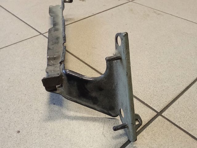 bontott AUDI A4 B8 Bal Sárvédő Oldaltartó