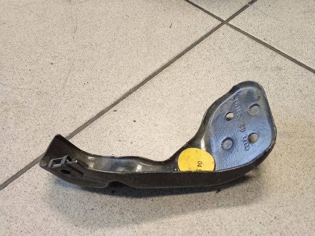 bontott AUDI A4 B8 Bal Sárvédő Oldaltartó