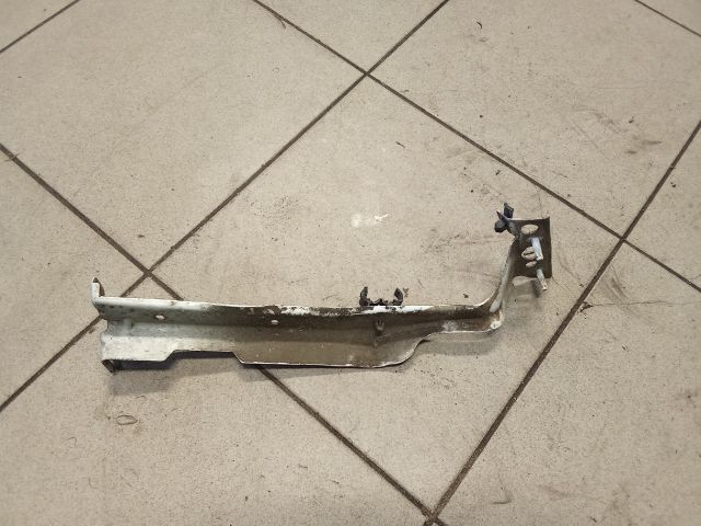 bontott AUDI A4 B8 Bal Sárvédő Oldaltartó