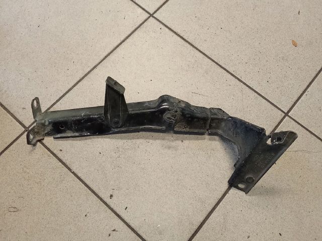 bontott AUDI A4 B8 Bal Sárvédő Oldaltartó