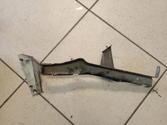 bontott AUDI A4 B8 Bal Sárvédő Oldaltartó