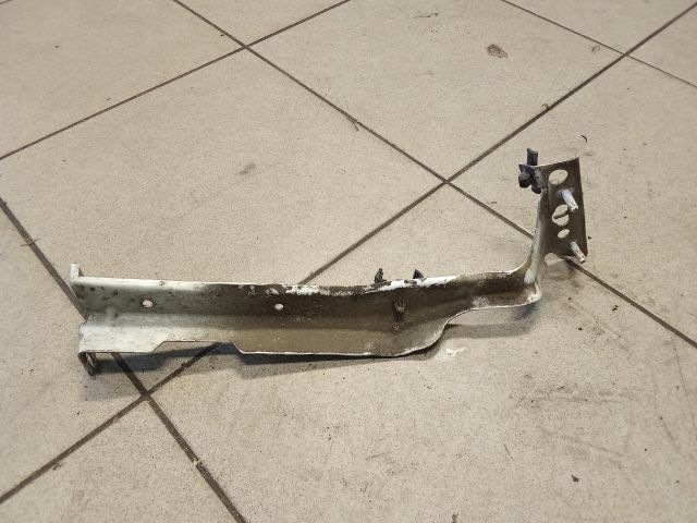 bontott AUDI A4 B8 Bal Sárvédő Oldaltartó