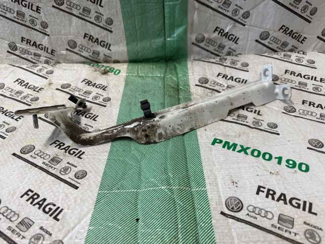 bontott AUDI A4 B8 Bal Sárvédő Oldaltartó