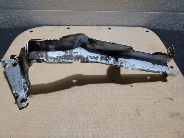 bontott AUDI A4 B8 Bal Sárvédő Oldaltartó