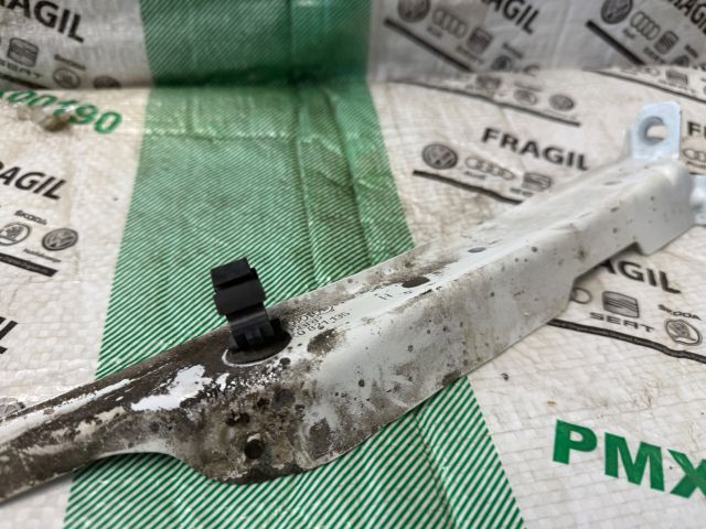 bontott AUDI A4 B8 Bal Sárvédő Oldaltartó