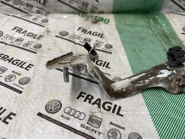 bontott AUDI A4 B8 Bal Sárvédő Oldaltartó