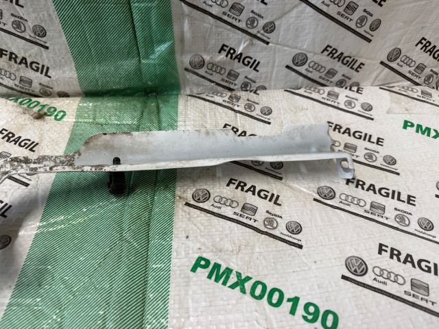 bontott AUDI A4 B8 Bal Sárvédő Oldaltartó