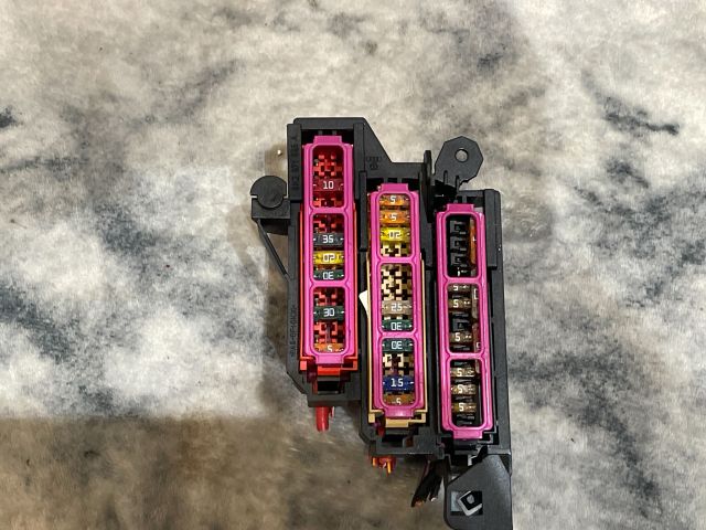 bontott AUDI A4 B8 Biztosítéktábla Utastér