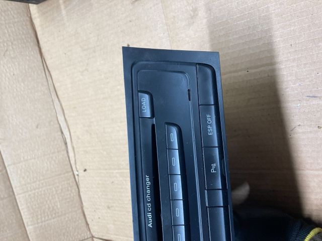 bontott AUDI A4 B8 CD / DVD Tár