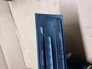 bontott AUDI A4 B8 CD / DVD Tár