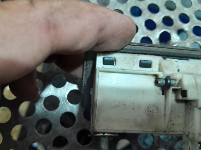 bontott AUDI A4 B8 Csomagtér Nyitó Kar / Gomb