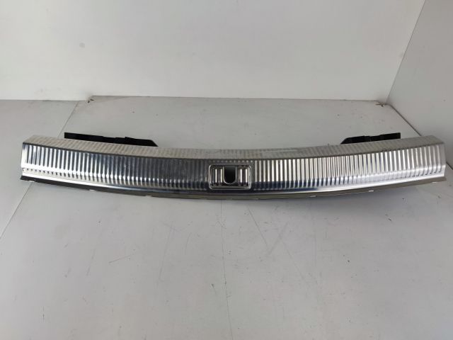 bontott AUDI A4 B8 Csomagtérajtó Díszléc