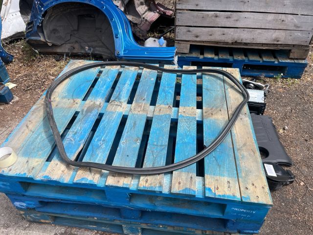 bontott AUDI A4 B8 Csomagtérajtó Gumikéder