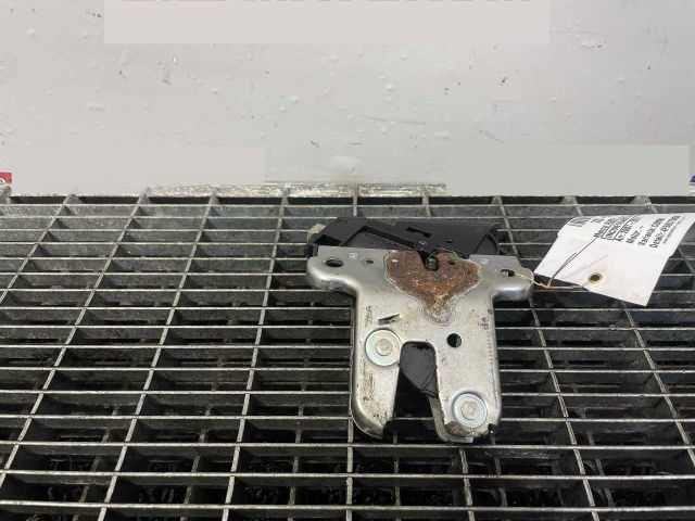 bontott AUDI A4 B8 Csomagtérajtó Ütköző