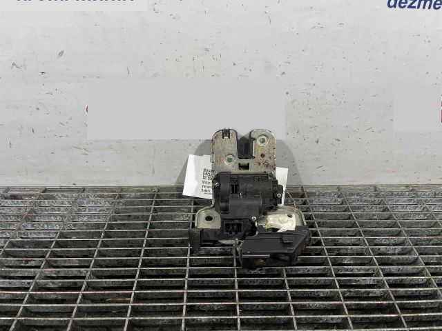 bontott AUDI A4 B8 Csomagtérajtó Ütköző