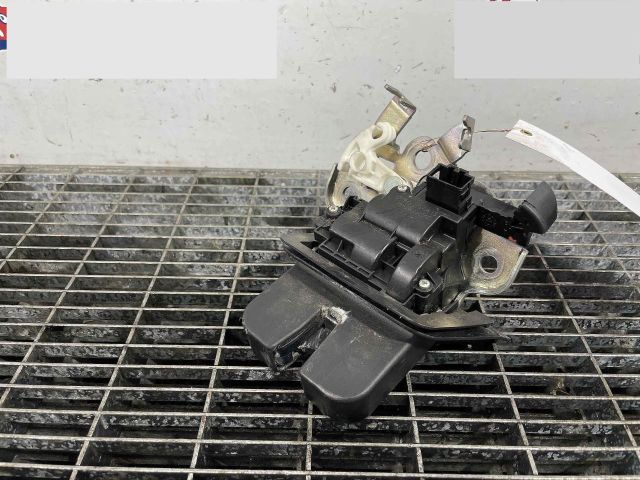 bontott AUDI A4 B8 Csomagtérajtó Ütköző