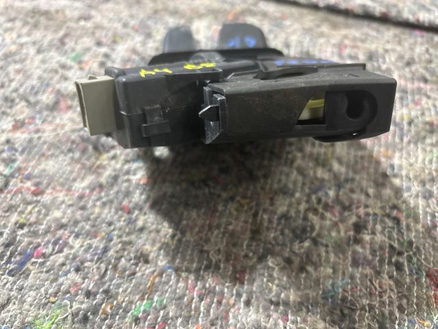 bontott AUDI A4 B8 Csomagtérajtó Zárbetét