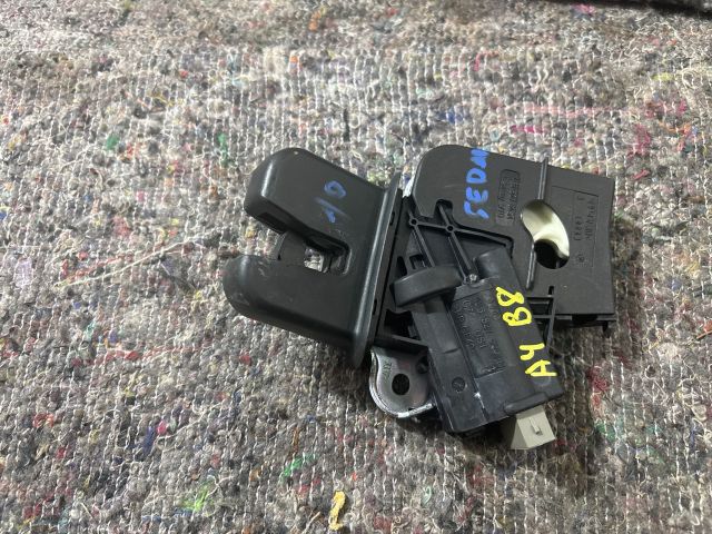 bontott AUDI A4 B8 Csomagtérajtó Zárbetét