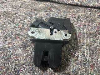 bontott AUDI A4 B8 Csomagtérajtó Zárbetét