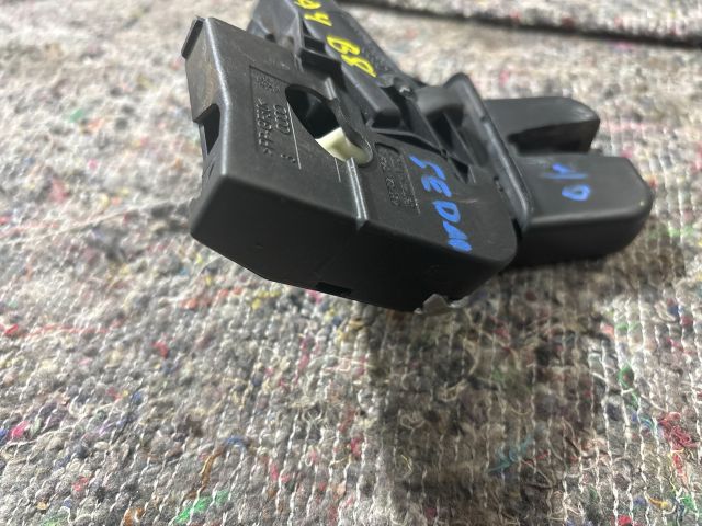 bontott AUDI A4 B8 Csomagtérajtó Zárbetét