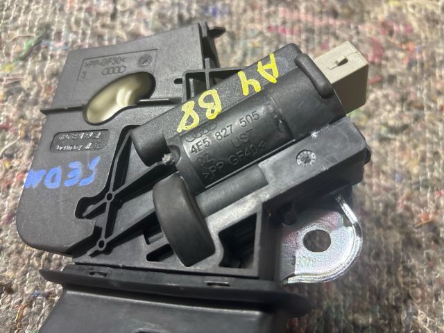 bontott AUDI A4 B8 Csomagtérajtó Zárbetét