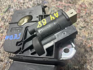 bontott AUDI A4 B8 Csomagtérajtó Zárbetét