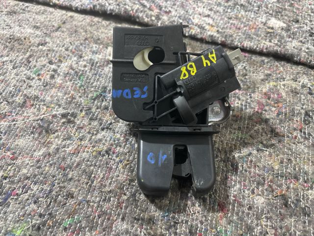 bontott AUDI A4 B8 Csomagtérajtó Zárbetét