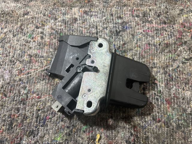 bontott AUDI A4 B8 Csomagtérajtó Zárbetét