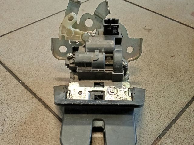 bontott AUDI A4 B8 Csomagtérajtó Zárszerkezet