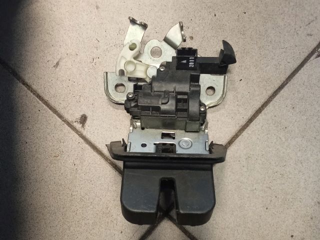 bontott AUDI A4 B8 Csomagtérajtó Zárszerkezet