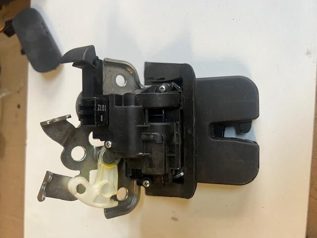 bontott AUDI A4 B8 Csomagtérajtó Zárszerkezet